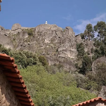 Casa Do Meio Em Quinta De Sao Pedro De Vir-a-corca * Monsanto