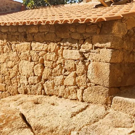 Casa Do Meio Em Quinta De Sao Pedro De Vir-a-corca * Monsanto