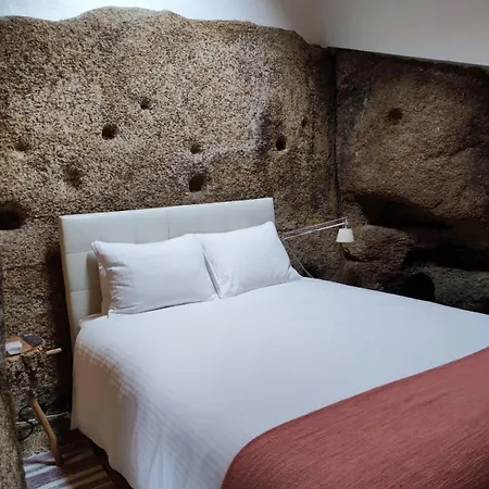 Casa Do Meio Em Quinta De Sao Pedro De Vir-a-corca * Monsanto