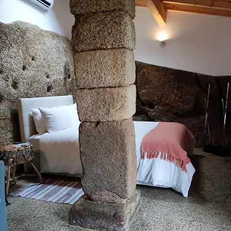 Casa Do Meio Em Quinta De Sao Pedro De Vir-a-corca *