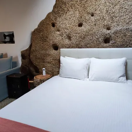 Casa Do Meio Em Quinta De Sao Pedro De Vir-a-corca Monsanto